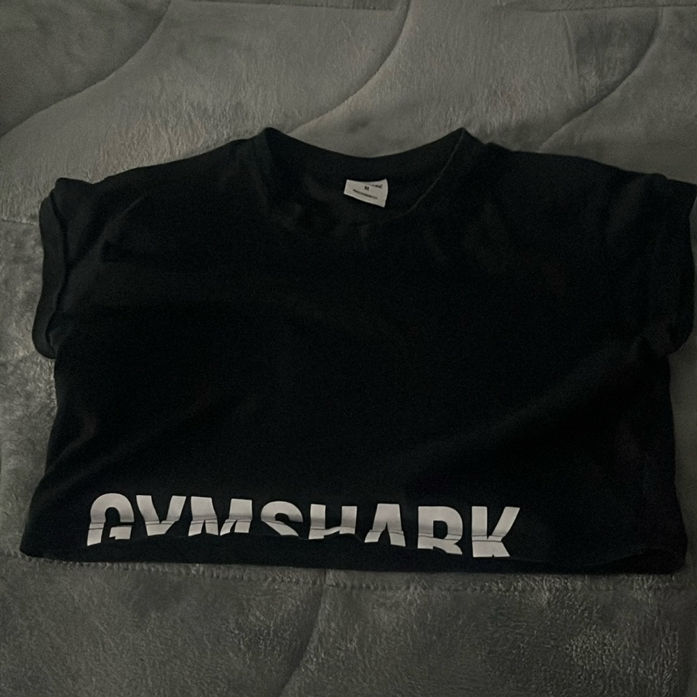 cropped black gymshark shirt